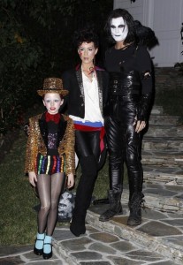 Kate Beckinsale picture with Len Wiseman and her daughter Lily Mo Sheen spotted dressing for a Halloween party in Los Angeles on October 31st 2009 5