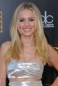 Kristen Bell arrives at the 2009 American Music Awards on November 22nd 2009