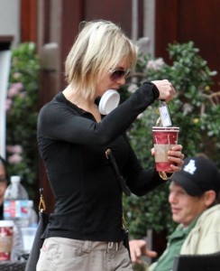 Renee Zellweger spotted grabbing a cup of coffe in Los Angeles on December 27th 2009 3