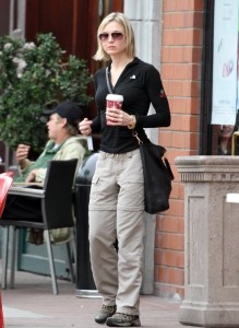 Renee Zellweger spotted grabbing a cup of coffe in Los Angeles on December 27th 2009 4