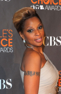 Mary J Blige arrives at the Peoples Choice Awards 2010 held at Nokia Theatre on January 6th 2010 in Los Angeles 1