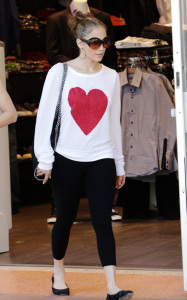 Jennifer Lopez spotted wearing a large red heart shirt while shopping in South Beach on January 8th 2010 3