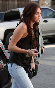 Miley Cyrus spotted arriving to the Book Soup bookstore on Sunset Blvd on January 8th 2010 6