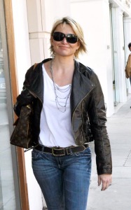 Michelle Pfeiffer spotted walking with a new short haircut in Beverly Hills on January 7th 2010 3