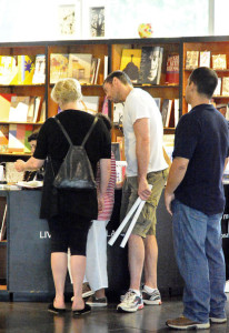 Hugh Jackman and Deborra Lee Furness spotted with their children Oscar and Ava on January 15th 2010 at a musuem of modern art 5