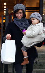 Jessica Alba and her daughter Honor Marie went out shopping on January 20th 2019 while it was raining in Los Angeles 5