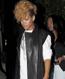 Rihanna arrives at the Italian Restaurant Giorgio Baldi on January 10th 2010 in Los Angeles 3