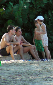 Jude Law and Sienna Miller seen together on December 27th 2009 while enjoying a vacation in Barbados 3