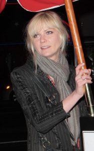 Kirsten Dunst spotted waiting for her car on January 26th 2010 in Hollywood 4