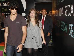 Jesus Luz arrives at the Bienal building for the Ellus fashion show on January 19th 2010 during Sao Paulo Fashion Week surrounded by bodyguards 3