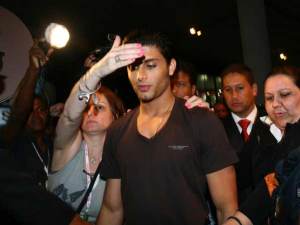 Jesus Luz arrives at the Bienal building for the Ellus fashion show on January 19th 2010 during Sao Paulo Fashion Week surrounded by bodyguards 2