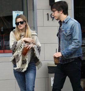 Drew Barrymore and Justin Long seen on January 29th 2010 while shopping together in Los Feliz California 1