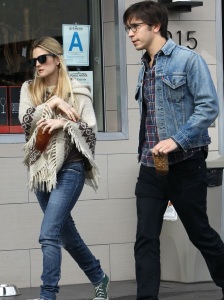 Drew Barrymore and Justin Long seen on January 29th 2010 while shopping together in Los Feliz California 3