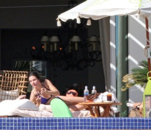 Courteney Cox spotted at the pool side with friends on February 5th 2010 in Cabo San Lucas Mexico 1