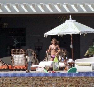 Jennifer Aniston spotted at the pool side with friends during her 41st birthday on February 5th 2010 in Cabo San Lucas Mexico 2