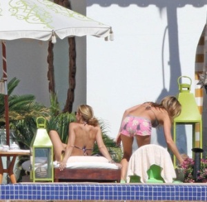 Sheryl Crowe with Jennifer Aniston spotted at the pool side with friends during Jens 41st birthday on February 5th 2010 in Cabo San Lucas Mexico 3