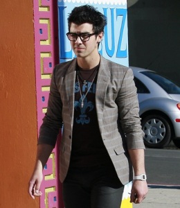 Joe Jonas spotted walking with friends on February 7th 2010 in Los Feliz 3