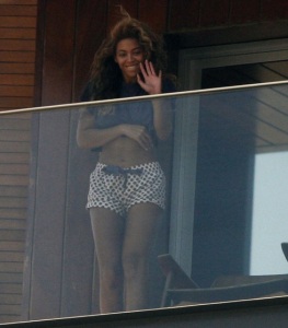 Beyonce Knowles spotted on the balcony of her hotel room on February 8th 2010 while in Rio de Janeiro Brazil 1