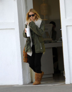 Drew Barrymore spotted walking around in Beverly Hills on February 8th 2010 wearing black sunglasses 2