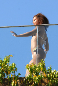 Alicia Keys spotted walking beside the pool at Fasano hotel on February 7th 2010 2