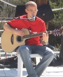 Mehdi Bahmed playing guitar on stage