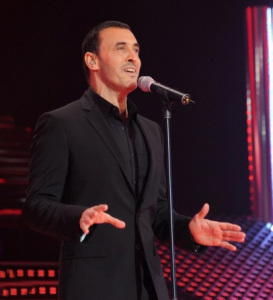 Star Academy season seven first prime picture of Kathem Saher singing on stage