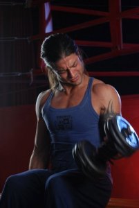 picture of Fadi Andrawos from his new video clip on March 2010 while on the filming set wearing a blue sleevless top 3