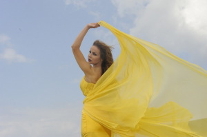 Rula Saed picture of April 12th 2010 while on the filming set of her new video clip Shayfak Oddami wearing a glam yellow dress 4