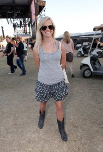 Reese Witherspoon spotted on April 25th 2010 at the Stagecoach Music Festival in Indio 1