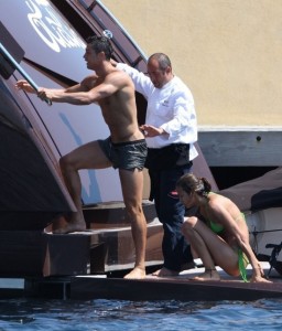 Cristiano Ronaldo spotted on May 20th 2010 with his girlfriend Irina on a yacht as they were swimming in the sea 4