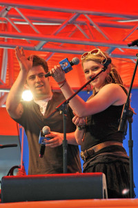 Lee DeWyze and Crystal Bowersox picture from their live performance on June 2nd 2010 in Herald Square 2