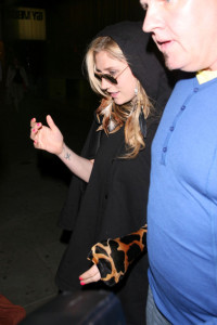 KeSha spotted on June 3rd 2010 as she leaves the central London Hotel accompanied by bodyguards 3