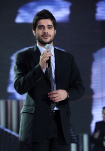 pictrure of the Star Academy 7 prime 16th finale with Nassif Zeitoun on stage singing solo