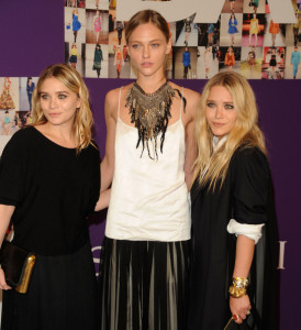 Ashley Olsen and Mary Kate Olsen arrive at the 2010 CFDA Fashion Awards at Alice Tully Hall at Lincoln Center on June 7th 2010 in New York City 4