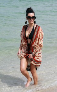 Kim Kardashian seen on June 11th 2010 wearing a black two pieces bikini while walking at the ocean in Miami 2