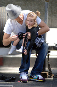 Larry Birkhead and daughter Dannielynn seen on June 13th 2010 as they were together at the Los Angeles Farmers Market 4