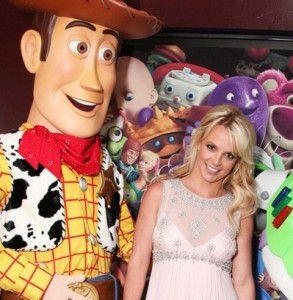 Britney Spears arrives at the Toy Story 3 premiere held on June 13th 2010 at the El Capitan Theatre in Hollywood 4