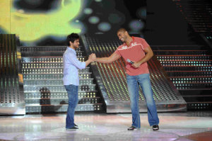 prime 9 of Star Academy on april 16th 2010 picture of Egyptian singer Khaled Selim singin on stage 2