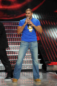 prime 9 of Star Academy on april 16th 2010 picture of Egyptian singer Khaled Selim singin on stage 1