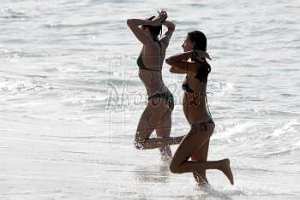 jill mccormick cameron diaz eddie vedder beach hawaii 6