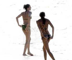 jill mccormick cameron diaz eddie vedder beach hawaii 7