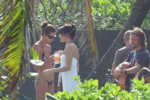 jill mccormick cameron diaz eddie vedder beach hawaii 12