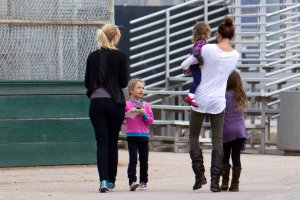 jill mccormick vedder olivia harper vedder laura dern santa monica october 26 2010  4