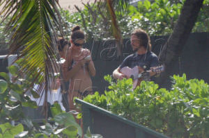 jill mccormick vedder eddie vedder on beach with cameron diaz hawaii january 2007