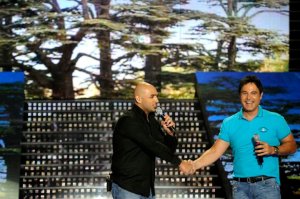 the 8th prime of star academy on May 20th 2011 picture of Assi Al Hillani singing on stage jpg with Efrem from Lebanon