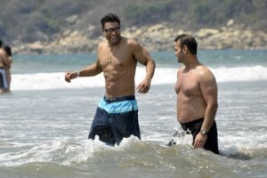 Osvaldo Rios picture topless at the beach 9