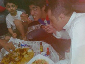 photo of the Kuwaiti student of star academy Abdul Salam after leaving star academy eating with his family