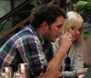 Anna Faris and her boyfriend Chris Pratt eating lunch together