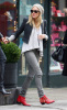 Sienna Miller shopping with friends at Sloane street where they also had lunch afterwards on february 11th 2009 1