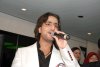 Abdul Aziz at Rotana Cafe in July 2009 singing on stage picture 7